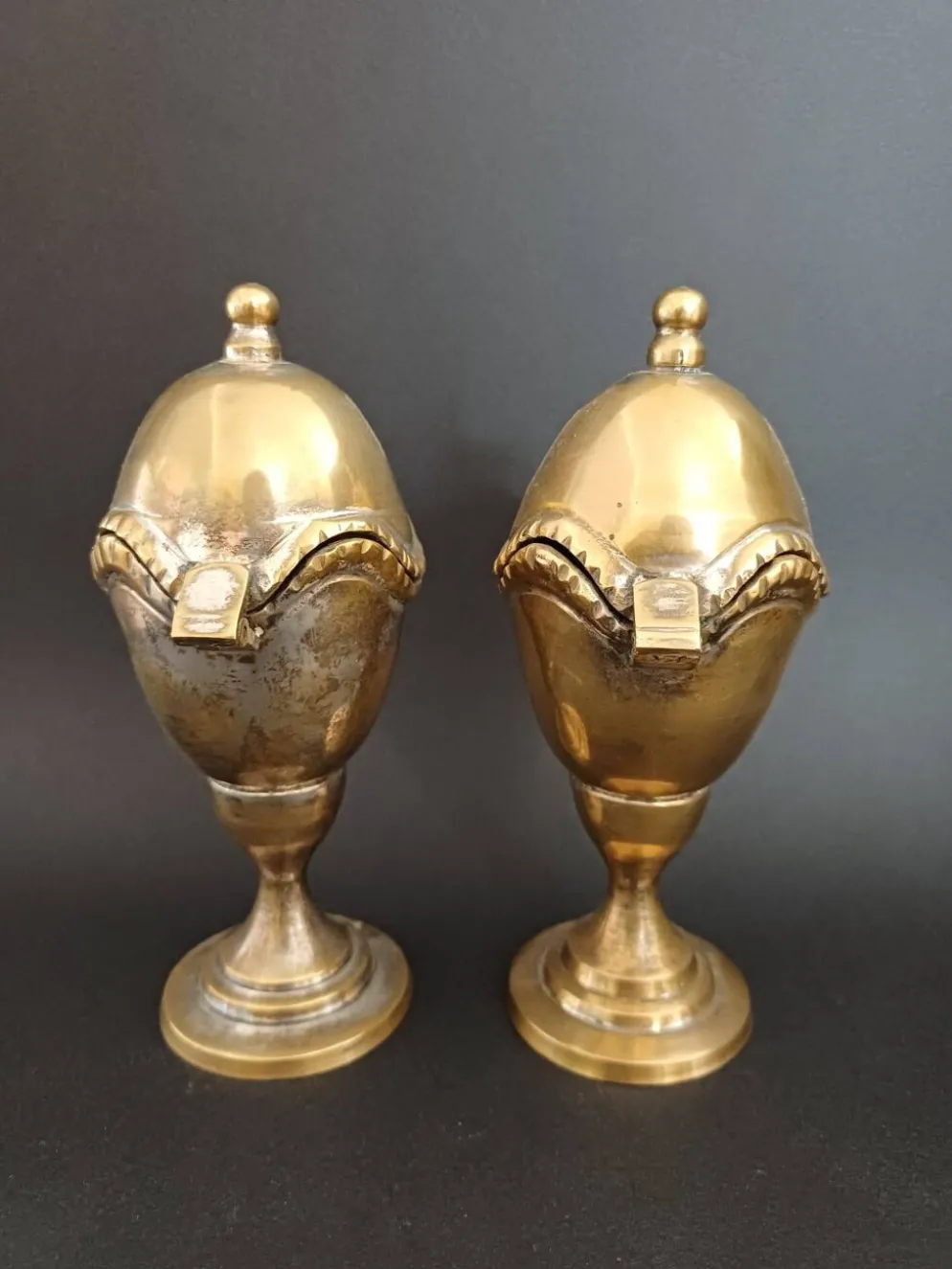 Paire de coquetiers anciens en laiton