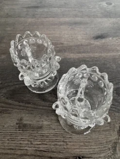 Paire de coquetiers anciens en verre moulé