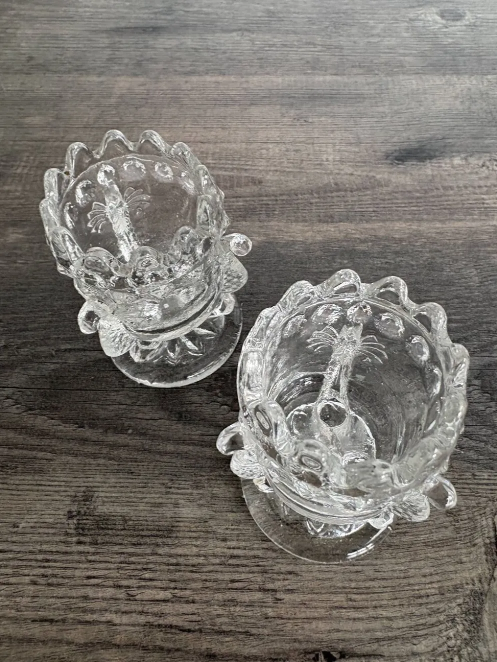 Paire de coquetiers anciens en verre moulé
