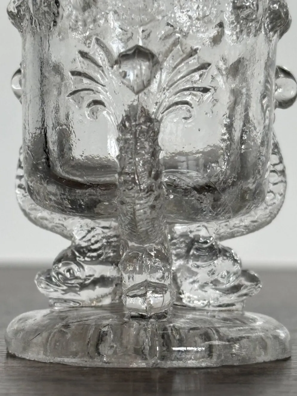 Paire de coquetiers anciens en verre moulé