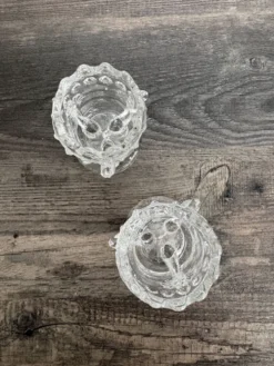 Paire de coquetiers anciens en verre moulé