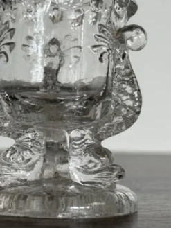 Paire de coquetiers anciens en verre moulé