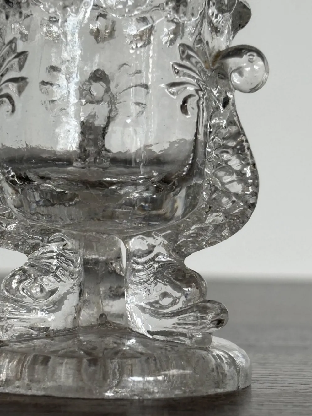 Paire de coquetiers anciens en verre moulé