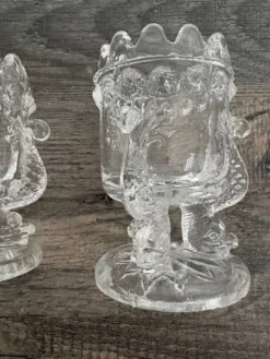 Paire de coquetiers anciens en verre moulé