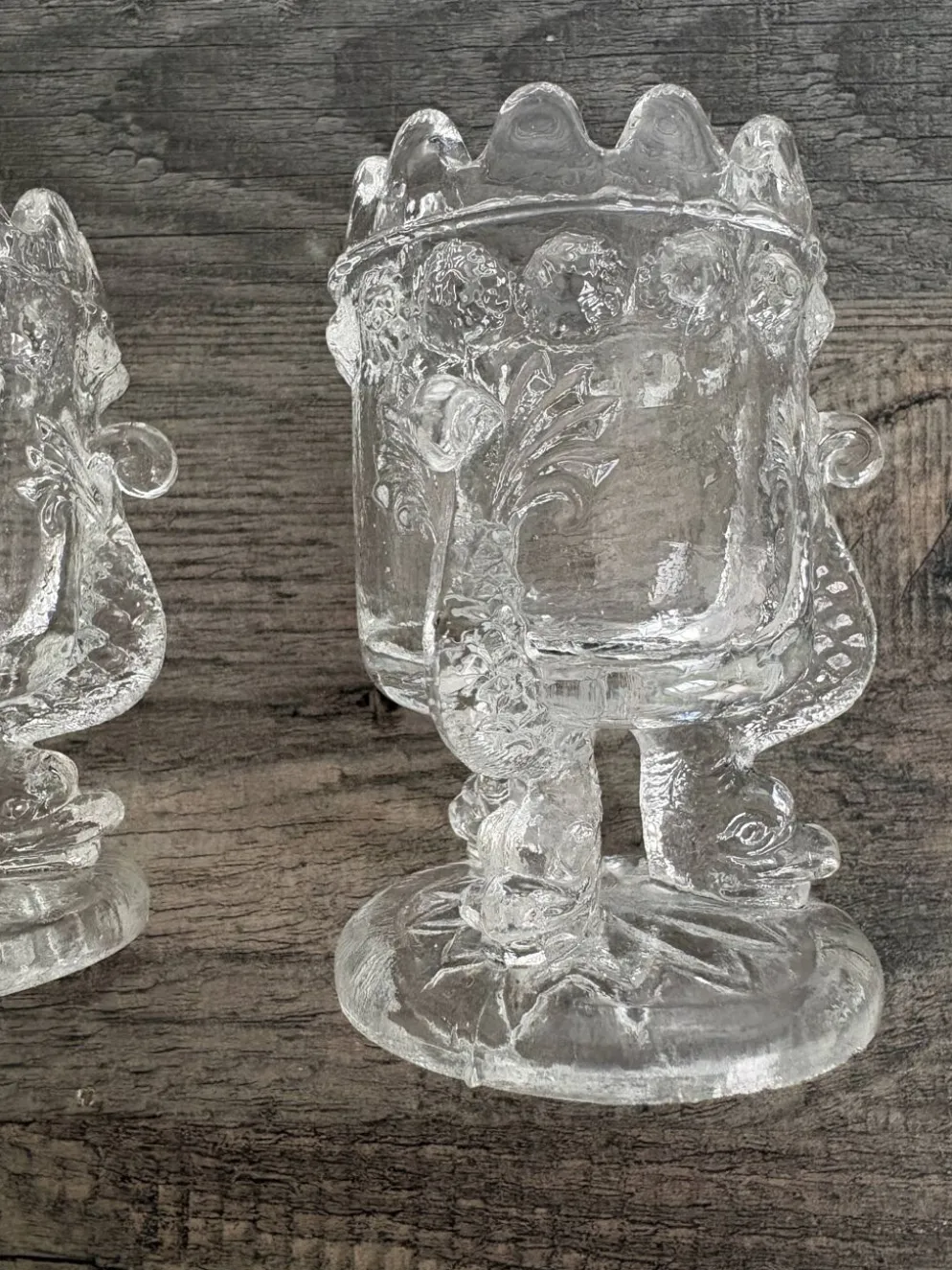 Paire de coquetiers anciens en verre moulé