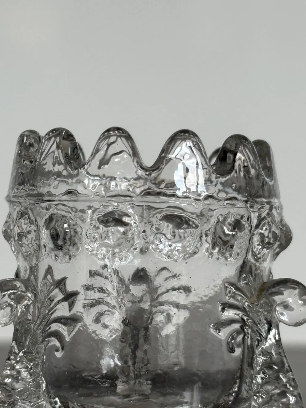 Paire de coquetiers anciens en verre moulé