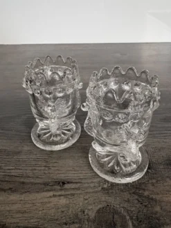 Paire de coquetiers anciens en verre moulé