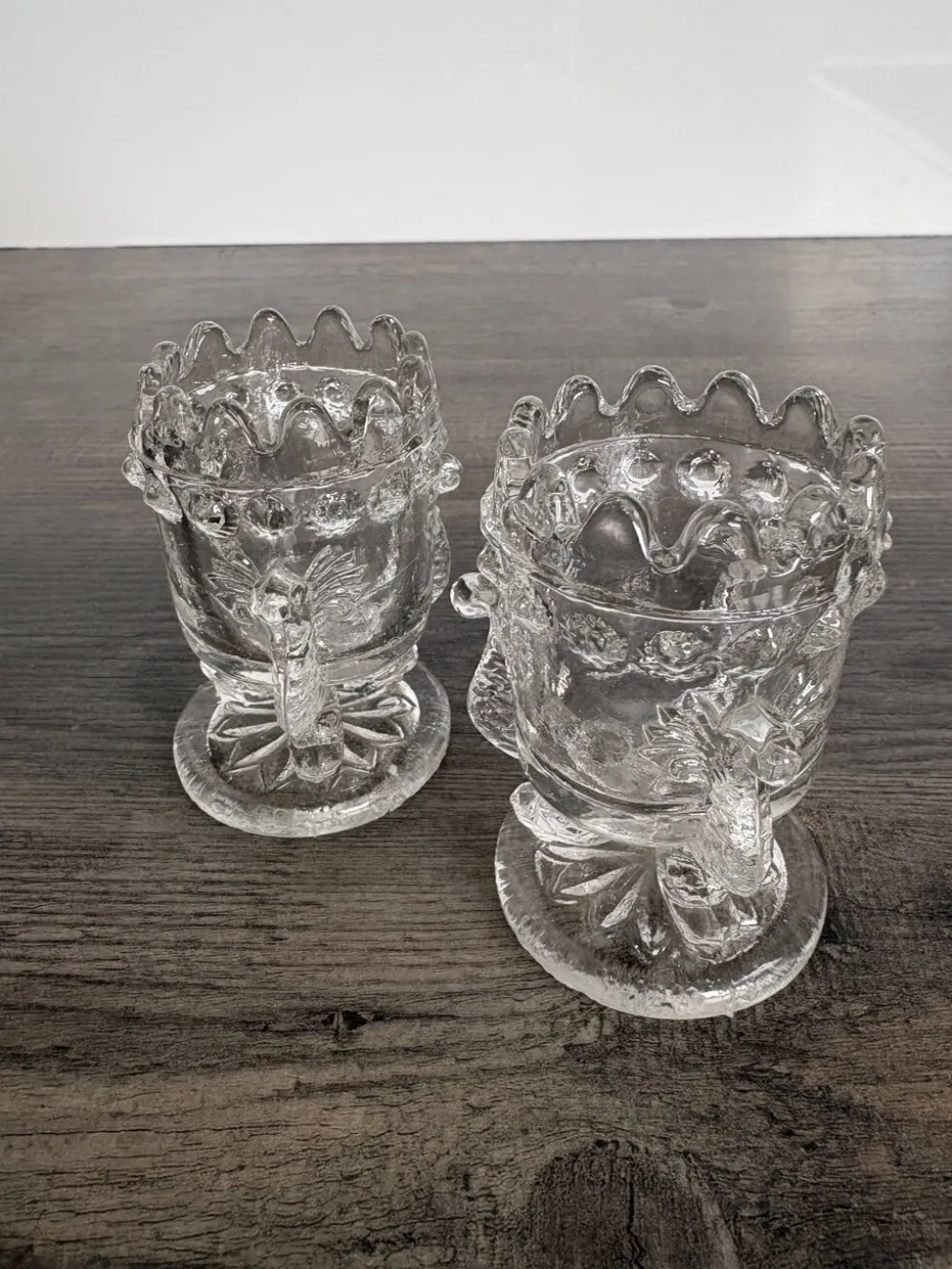 Paire de coquetiers anciens en verre moulé