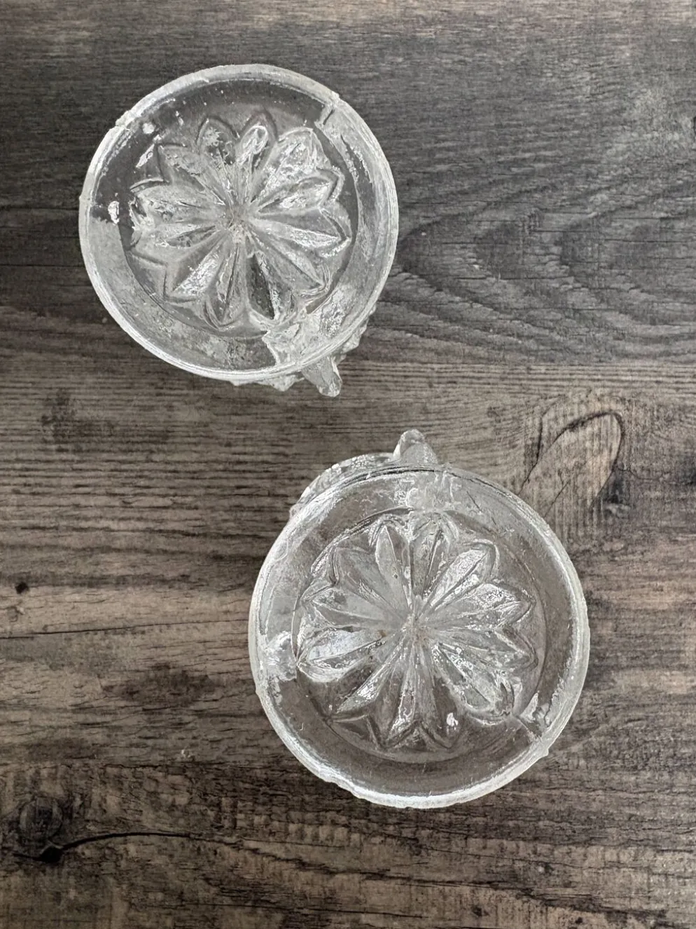 Paire de coquetiers anciens en verre moulé
