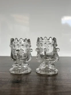 Paire de coquetiers anciens en verre moulé