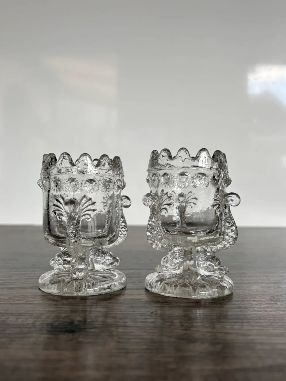 Paire de coquetiers anciens en verre moulé