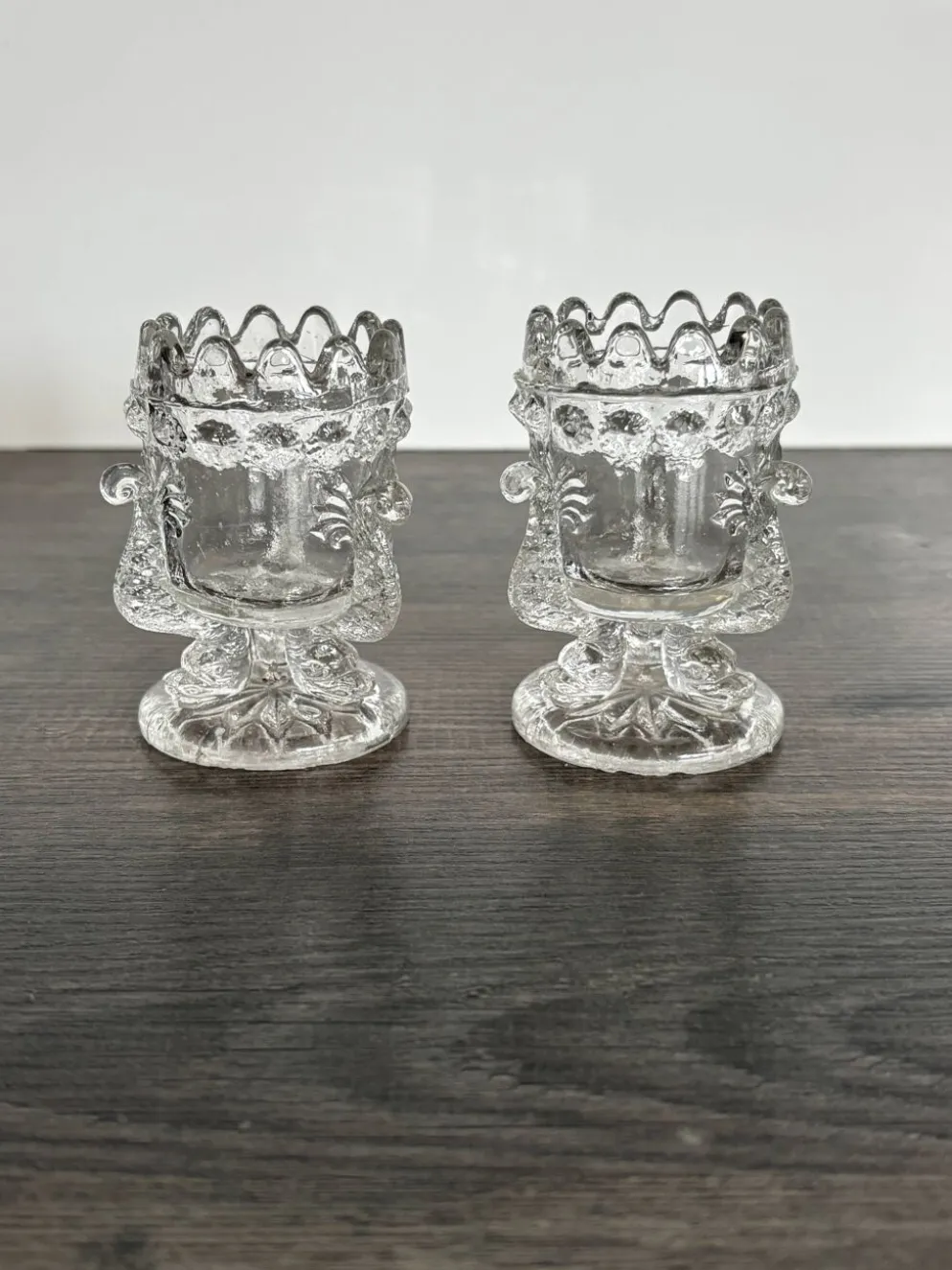 Paire de coquetiers anciens en verre moulé