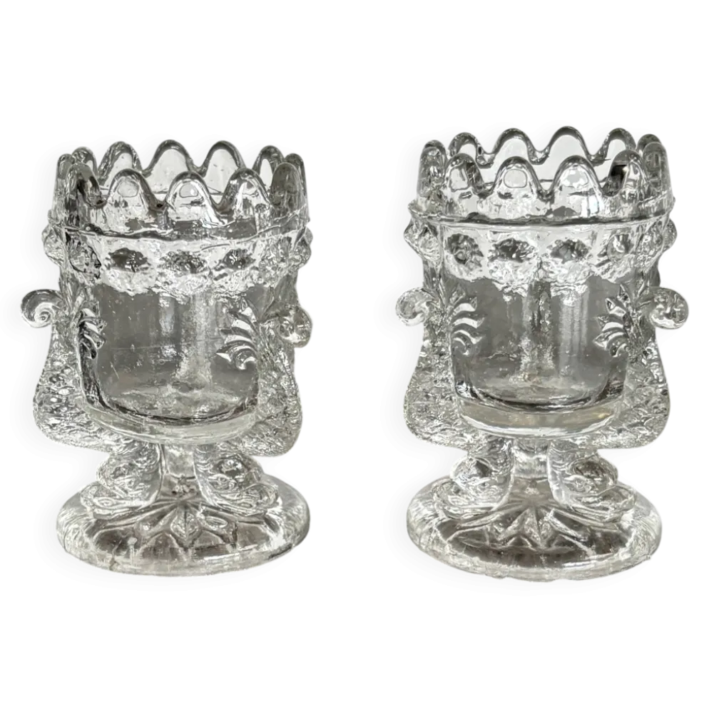 Paire de coquetiers anciens en verre moulé