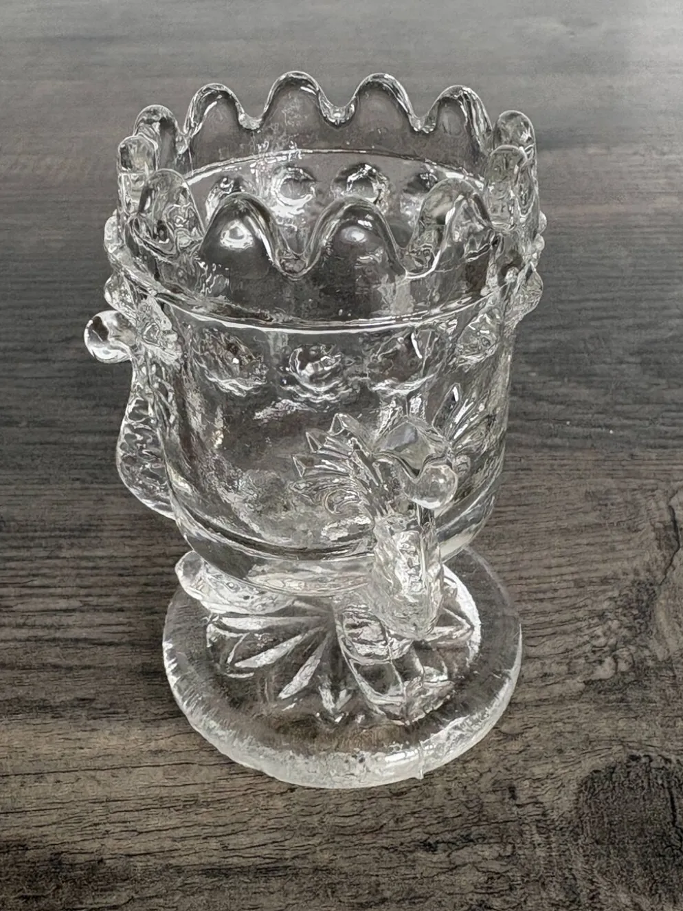 Paire de coquetiers anciens en verre moulé