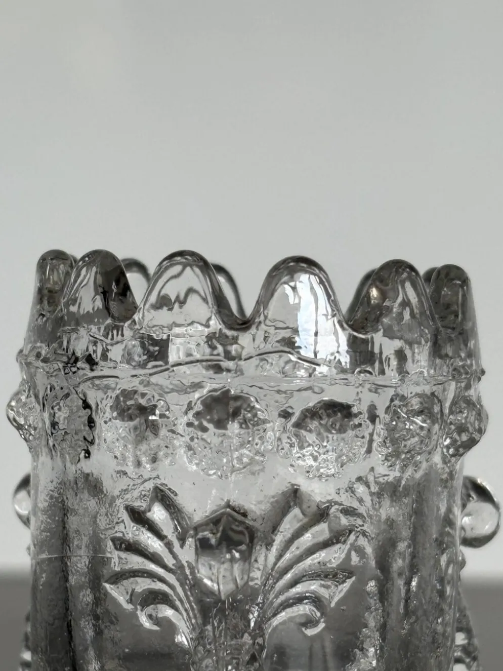 Paire de coquetiers anciens en verre moulé
