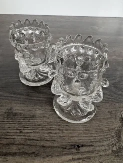 Paire de coquetiers anciens en verre moulé