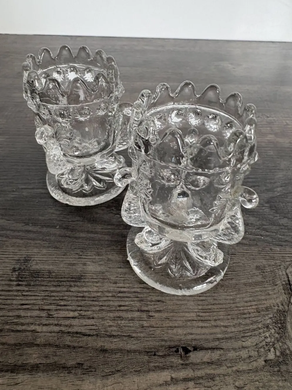 Paire de coquetiers anciens en verre moulé