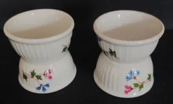 Paire de coquetiers diabolos porcelaine décor aux barbeaux XXème