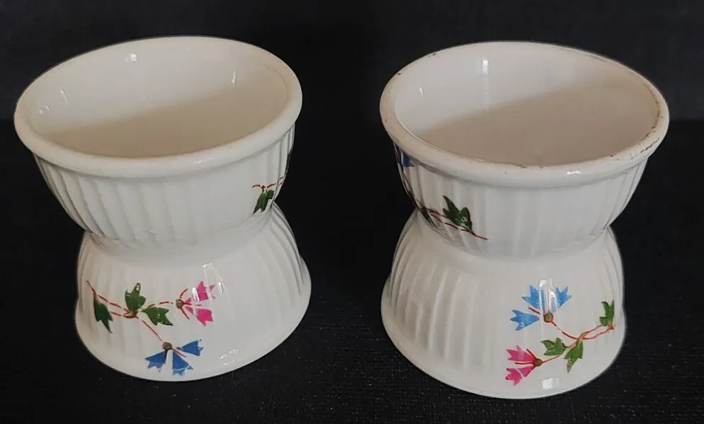 Paire de coquetiers diabolos porcelaine décor aux barbeaux XXème