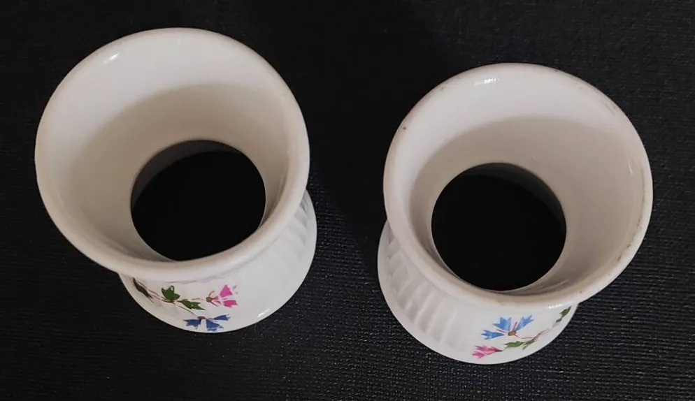 Paire de coquetiers diabolos porcelaine décor aux barbeaux XXème
