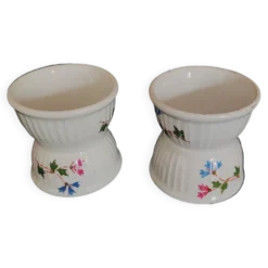 Paire de coquetiers diabolos porcelaine décor aux barbeaux XXème