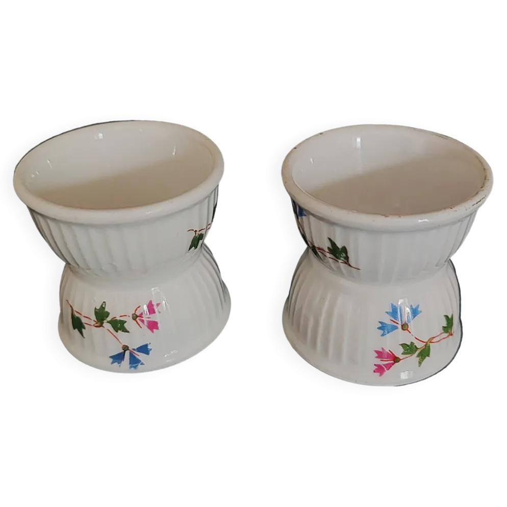 Paire de coquetiers diabolos porcelaine décor aux barbeaux XXème