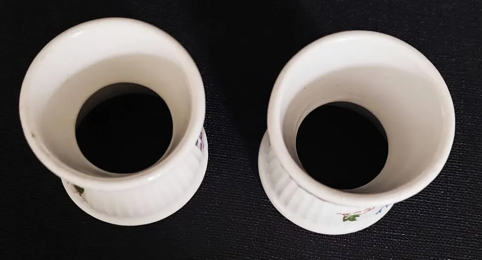 Paire de coquetiers diabolos porcelaine décor aux barbeaux XXème