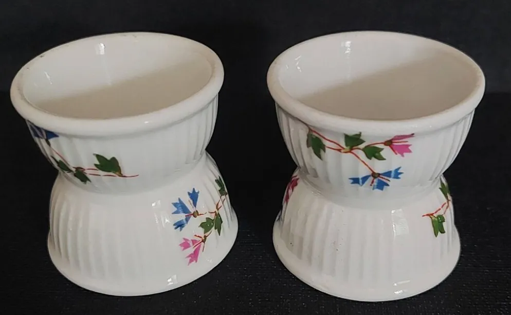 Paire de coquetiers diabolos porcelaine décor aux barbeaux XXème