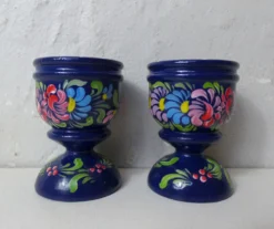 Paire de coquetiers Folk Art ethnique en bois tourné vintage