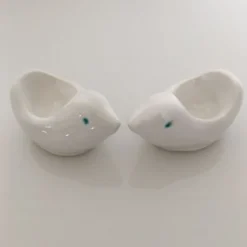 Paire de coquetiers oiseaux