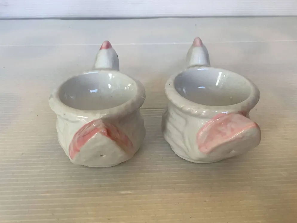 Paire de coquetiers poules
