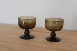 Paire de coupes vintage en verre fumé brun – années 60-70