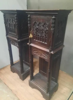 Paire de crédence gothiques
