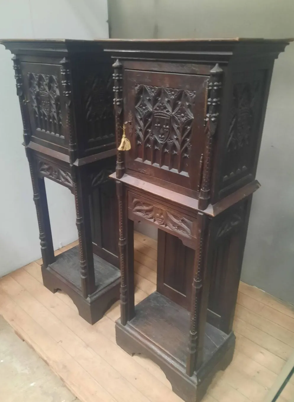 Paire de crédence gothiques