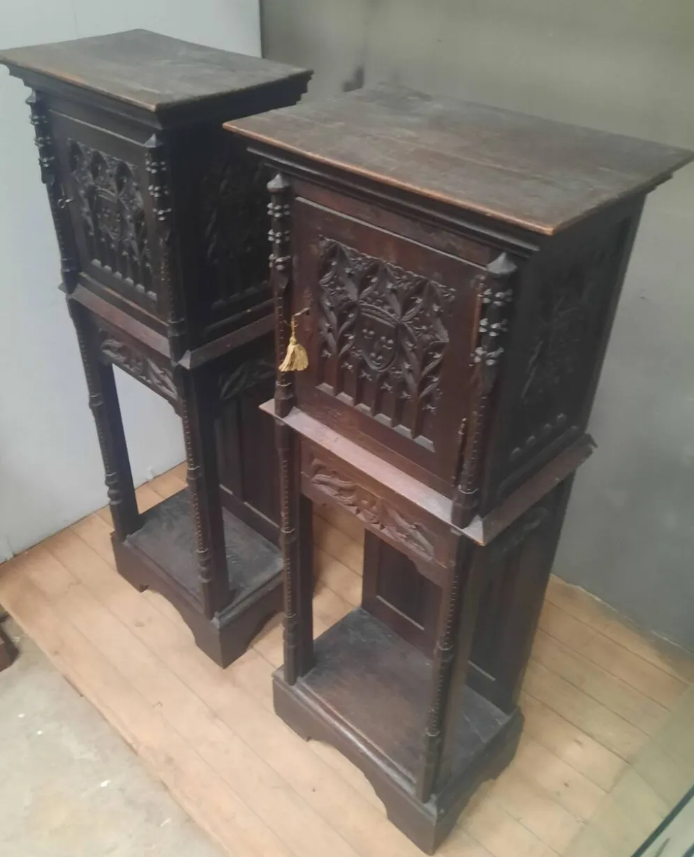 Paire de crédence gothiques