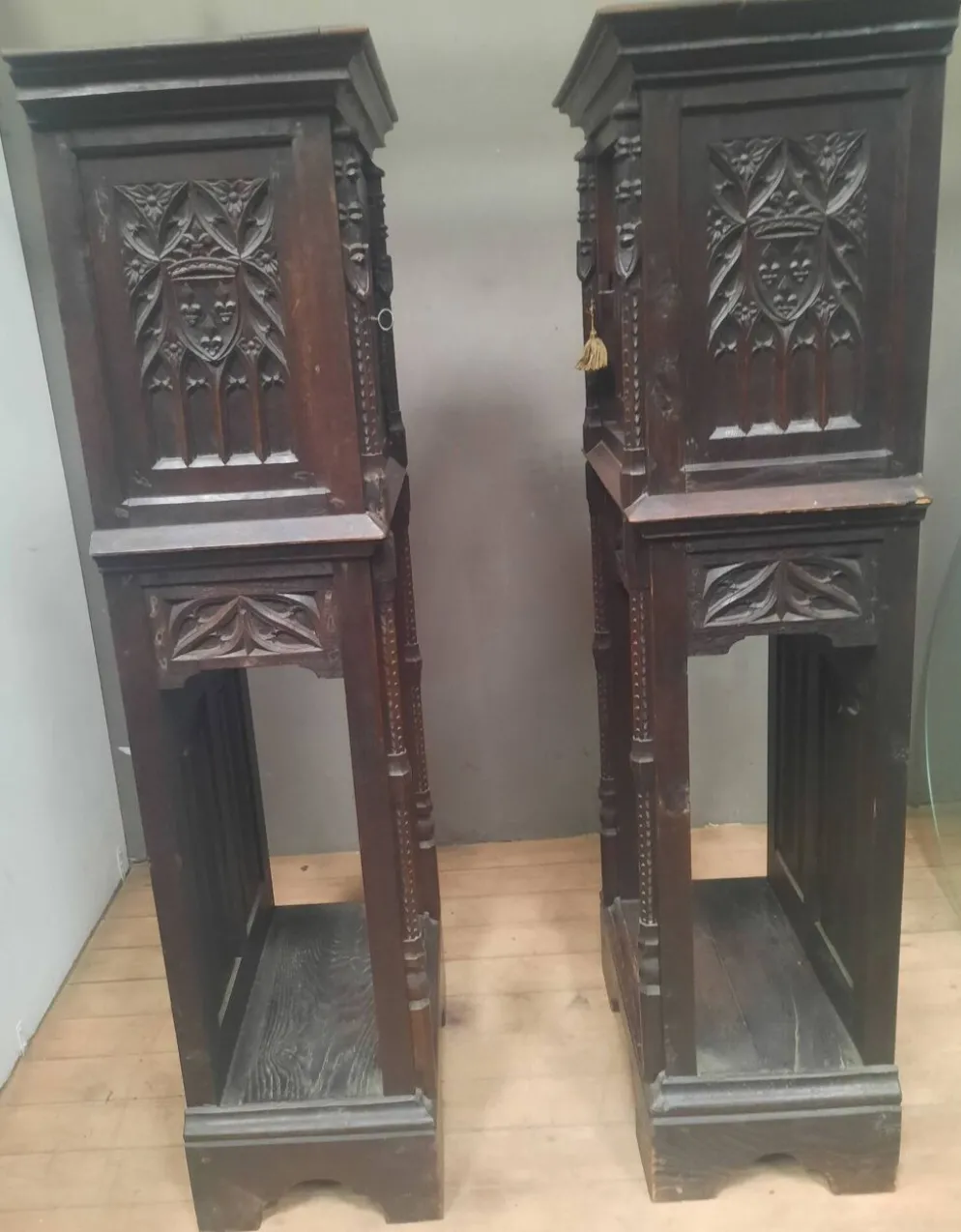 Paire de crédence gothiques