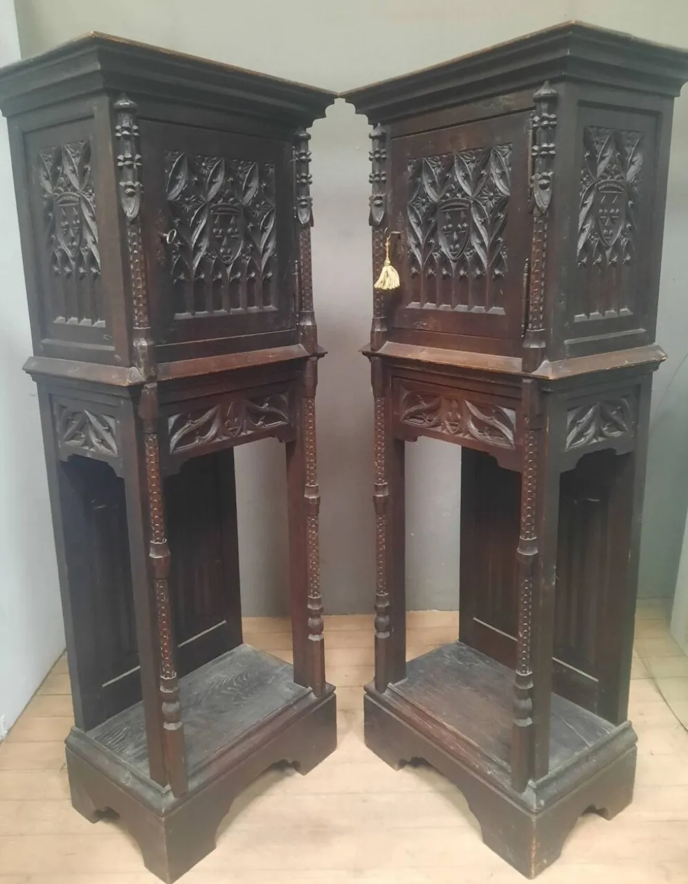 Paire de crédence gothiques