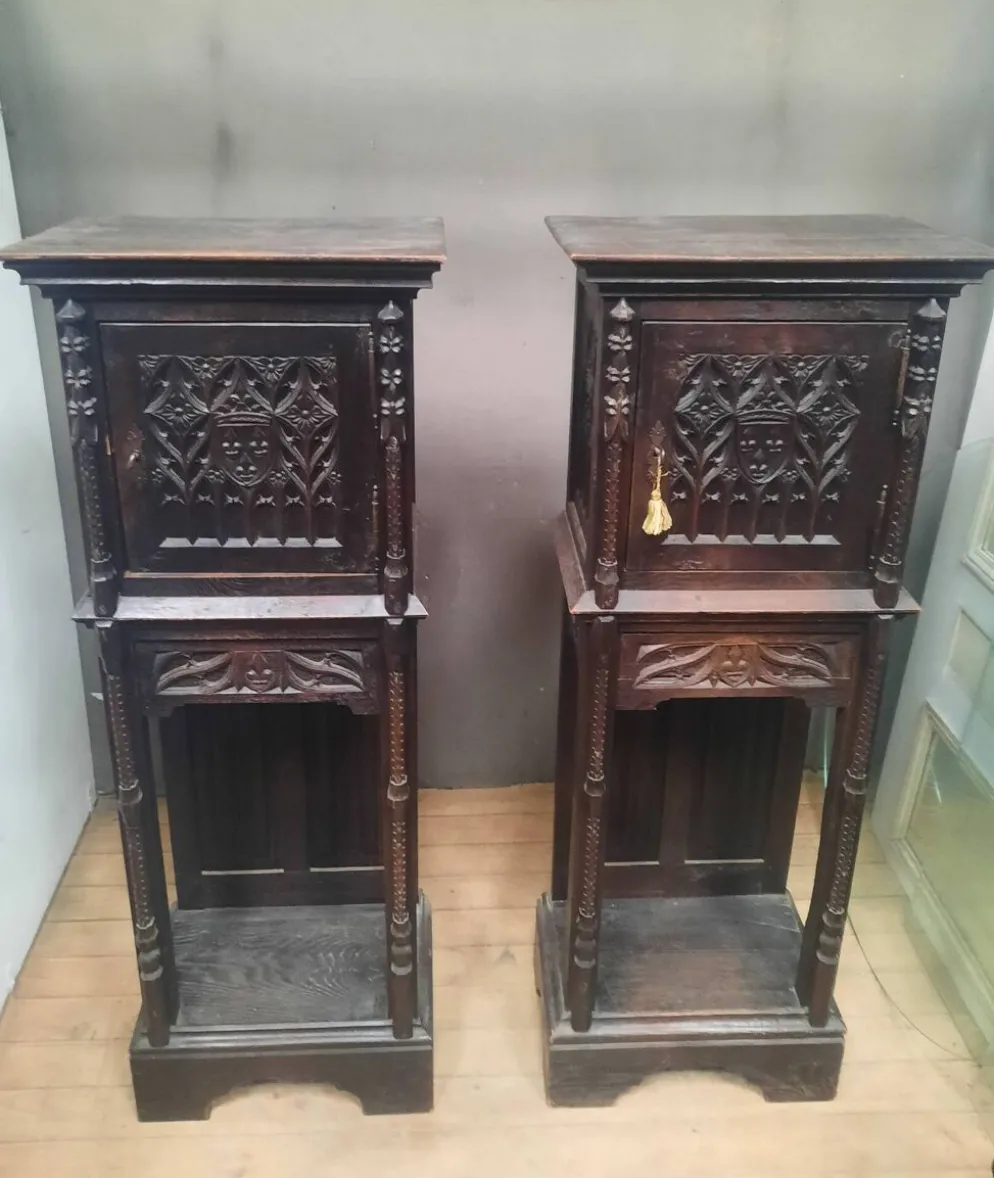 Paire de crédence gothiques
