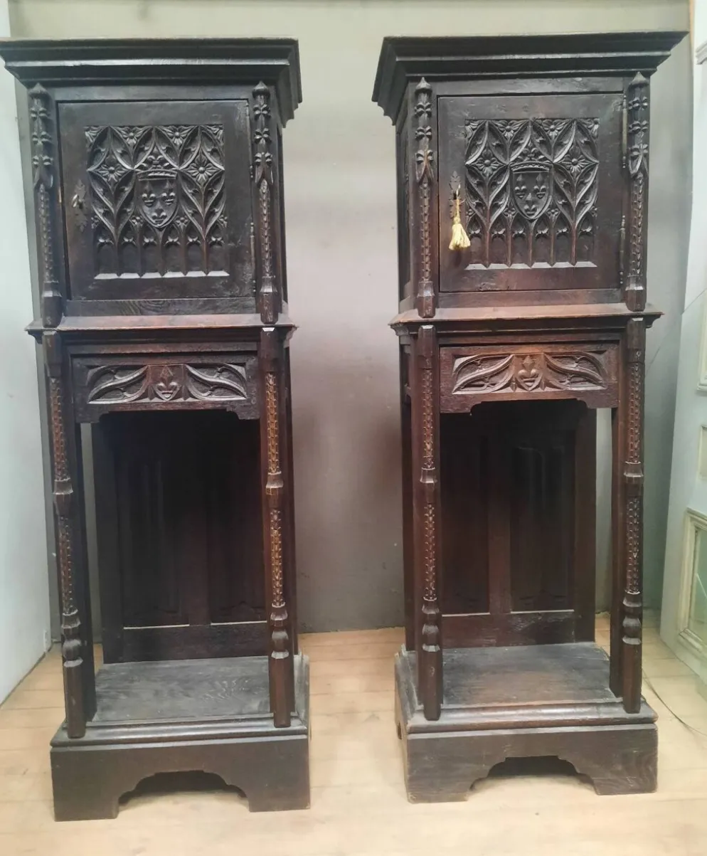 Paire de crédence gothiques