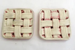 Paire de dessous de bouteilles tressés, en faïence rose Vallauris