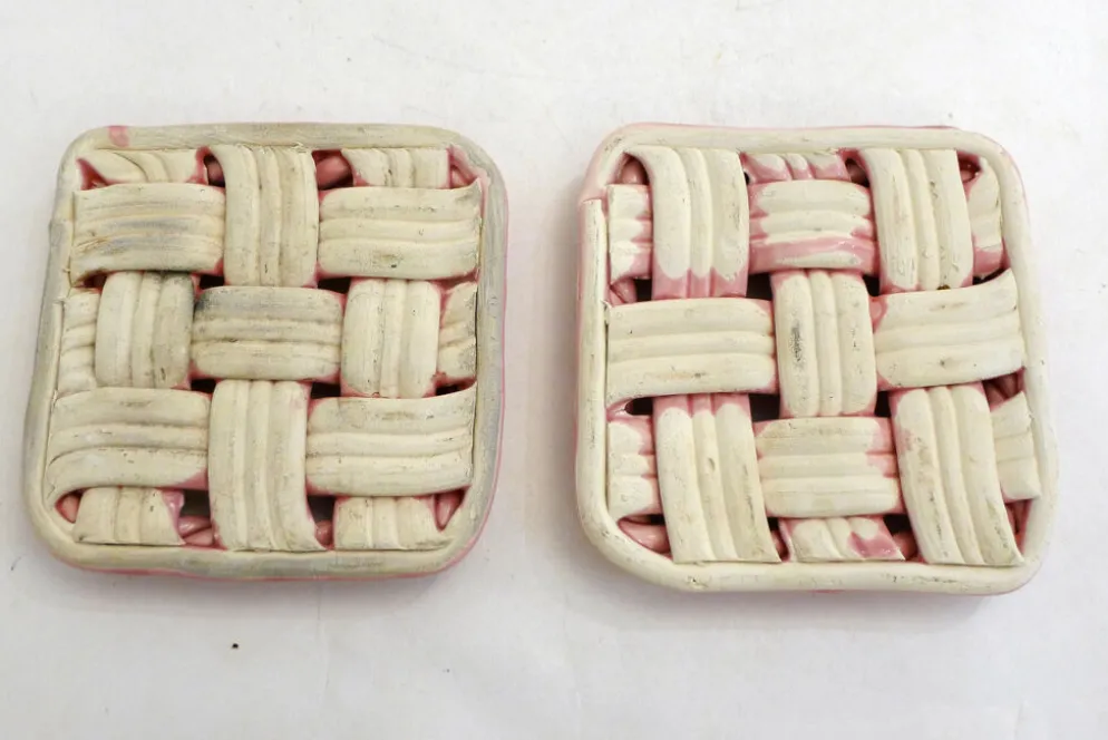 Paire de dessous de bouteilles tressés, en faïence rose Vallauris