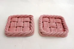 Paire de dessous de bouteilles tressés, en faïence rose Vallauris