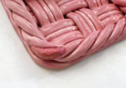Paire de dessous de bouteilles tressés, en faïence rose Vallauris