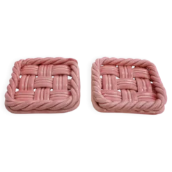 Paire de dessous de bouteilles tressés, en faïence rose Vallauris