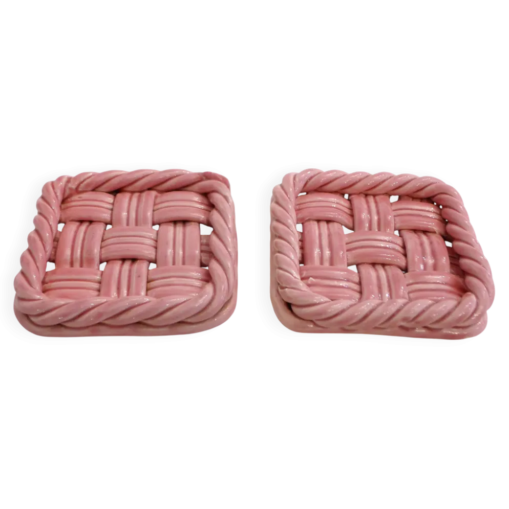 Paire de dessous de bouteilles tressés, en faïence rose Vallauris