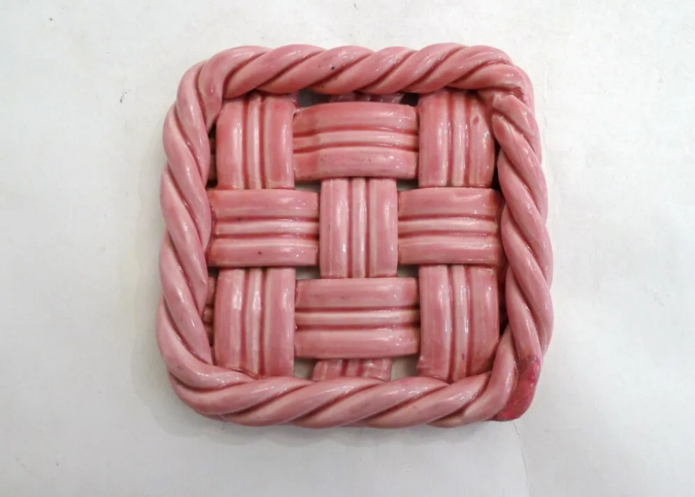 Paire de dessous de bouteilles tressés, en faïence rose Vallauris