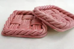 Paire de dessous de bouteilles tressés, en faïence rose Vallauris