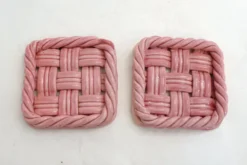 Paire de dessous de bouteilles tressés, en faïence rose Vallauris