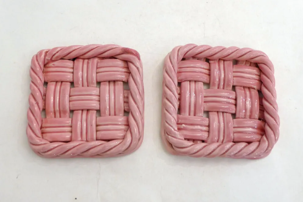 Paire de dessous de bouteilles tressés, en faïence rose Vallauris