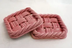 Paire de dessous de bouteilles tressés, en faïence rose Vallauris